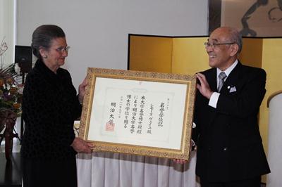 欧州議会議長、フランス保健相などを歴任したシモーヌ・ヴェイユ氏に「明治大学名誉博士学位」を授与