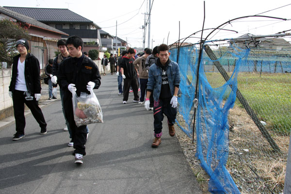 日本工業大学の学生が地元・宮代町の人々と共に通学路の清掃美化活動を実施