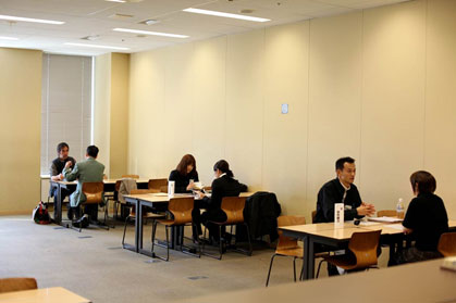 困難を乗り越えたポジティブな生き方に触れる――明治大学が人を借りる図書館「ヒューマンライブラリー」を１２月１１日に開催