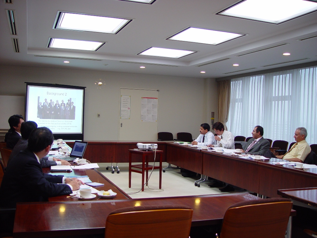 オマーン国より、国立公文書館視察団来訪─―学習院大学