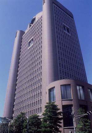 明治大学が震度６弱を想定した避難訓練を12月8日に実施　～千代田区長が見学・講評　帰宅困難者対応を想定し乾パンの配布も～