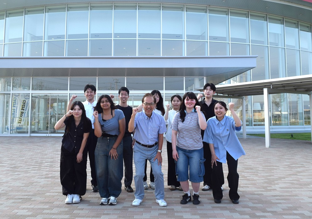 神田外語大生による日英版「震災復興新聞」完成にあわせ内堀福島県知事と学生らが語る座談会を開催　― 東日本大震災・原子力災害から15年、福島の「今」を世界へ ―