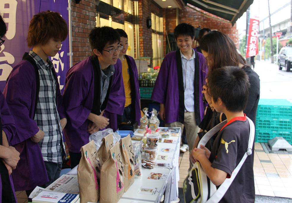 震災から2年～被災地支援の継続的な取り組み――明治大学が浦安市にボランティア活動拠点を設置し、学生による被災地産品販売などを実施