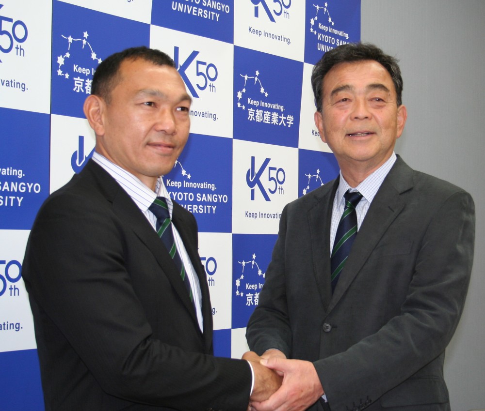 京都産業大学ラグビー部バックスコーチに、元日本代表で神戸製鋼コベルコスティーラーズアドバイザーの元木由記雄氏が就任
