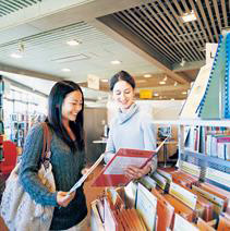 神田外語大学が学生の語学学習支援を展開中――学習教材の提供から各国の文化に触れるイベントまで