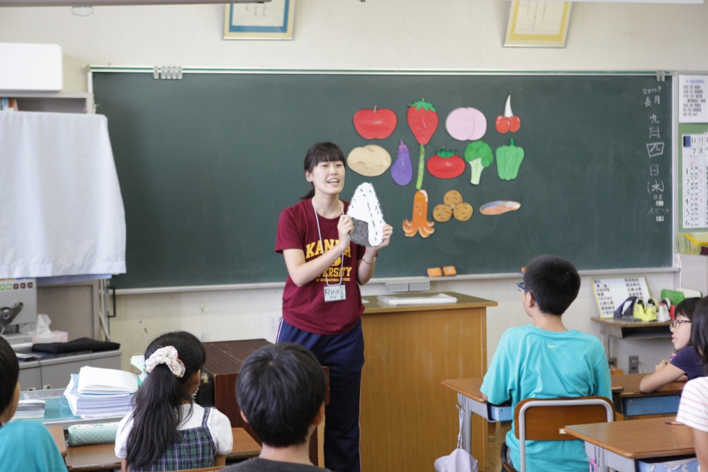 神田外語大学の学生が9月4日、福島県天栄村の広戸小学校で外国語教育支援ボランティアを実施