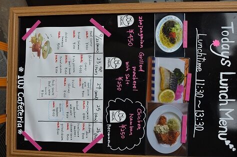 国際大学の学生食堂が、心のこもった“おもてなし”の手作り料理を、すべて英語表記のメニューにして提供