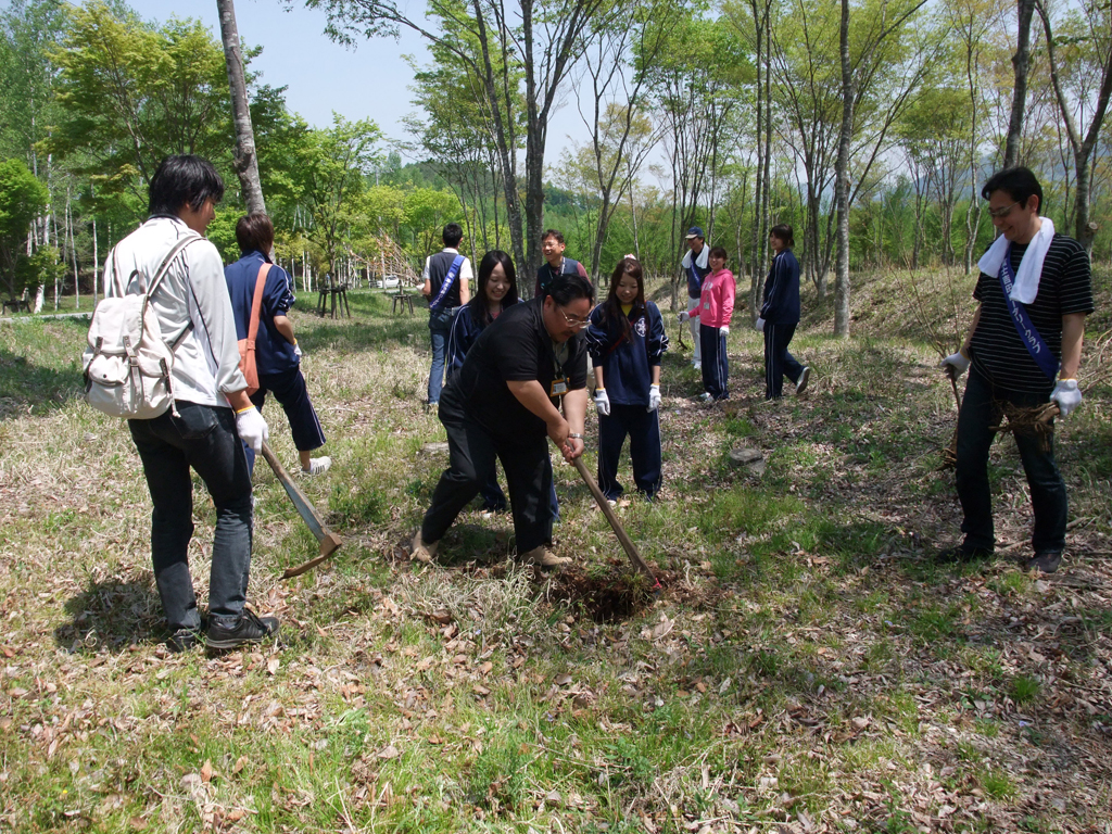 地域活動に力を入れる昭和大学１年生が、富士吉田ロータリークラブと合同で植林活動を実施