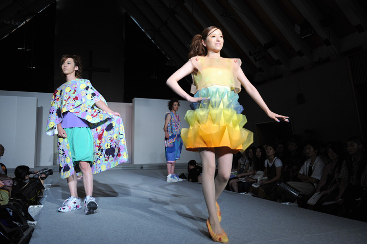 すべてが学生主導のファッションショー　玉川大学芸術学部“Tamagawa Fashion Show’09”を開催
