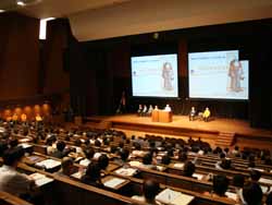 後援会と協力して、保護者に各種情報を提供──法政大学