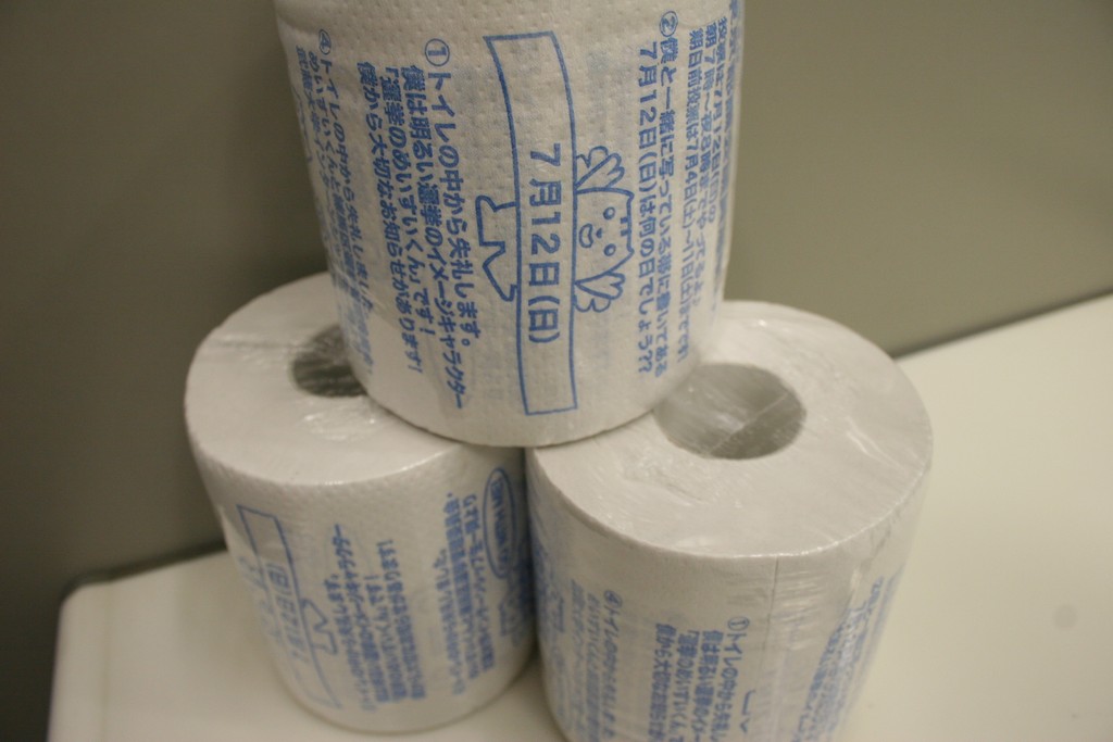 武蔵大学インターンシップ生による「選挙啓発活動」　～トイレットペーパーなどの学生ならではの啓発グッズを作成。７日（火）には学内にて啓発運動を実施～