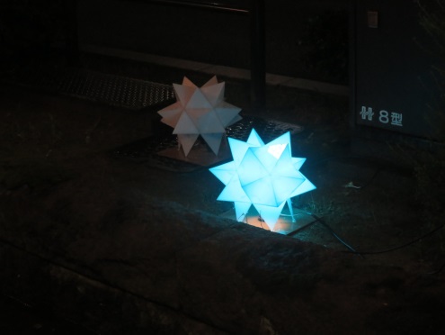 金沢工業大学が地域企業との連携事業として、北陸新幹線金沢開業に合わせて、金沢駅前から武蔵に至る金沢駅通り線沿道に光のオブジェを設置　～3月31日まで