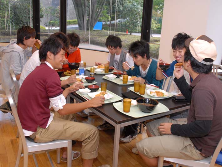 法政大学スポーツ健康学部が学食を栄養教育の場として活用