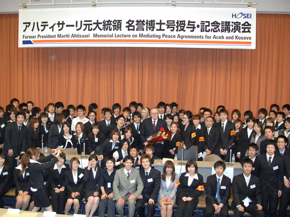 法政大学がアハティサーリ元フィンランド大統領に名誉博士号を授与。式典運営では学生が活躍