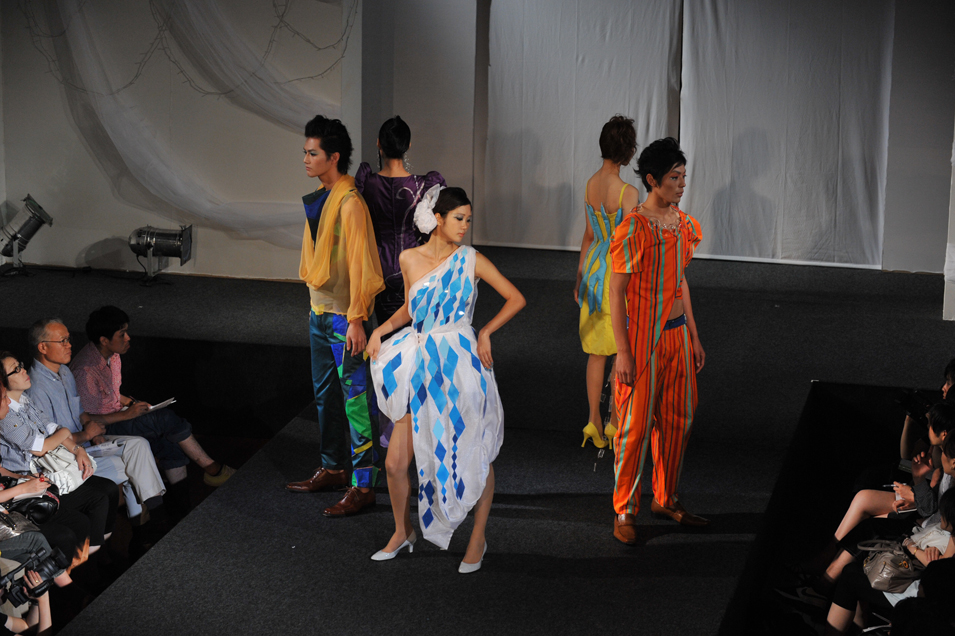 玉川大学芸術学部がファッションショー「身体性としての季節」を開催