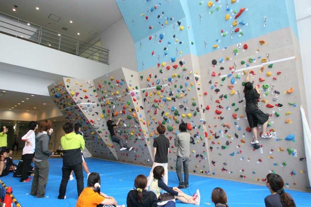 高さ１０・６ｍ、幅１１・４ｍ…“上を目指す”明大生──明治大学が体育館に「クライミングウォール」を設置　～国内の教育機関で最大規模　学生の筋力やバランス感覚向上に期待～