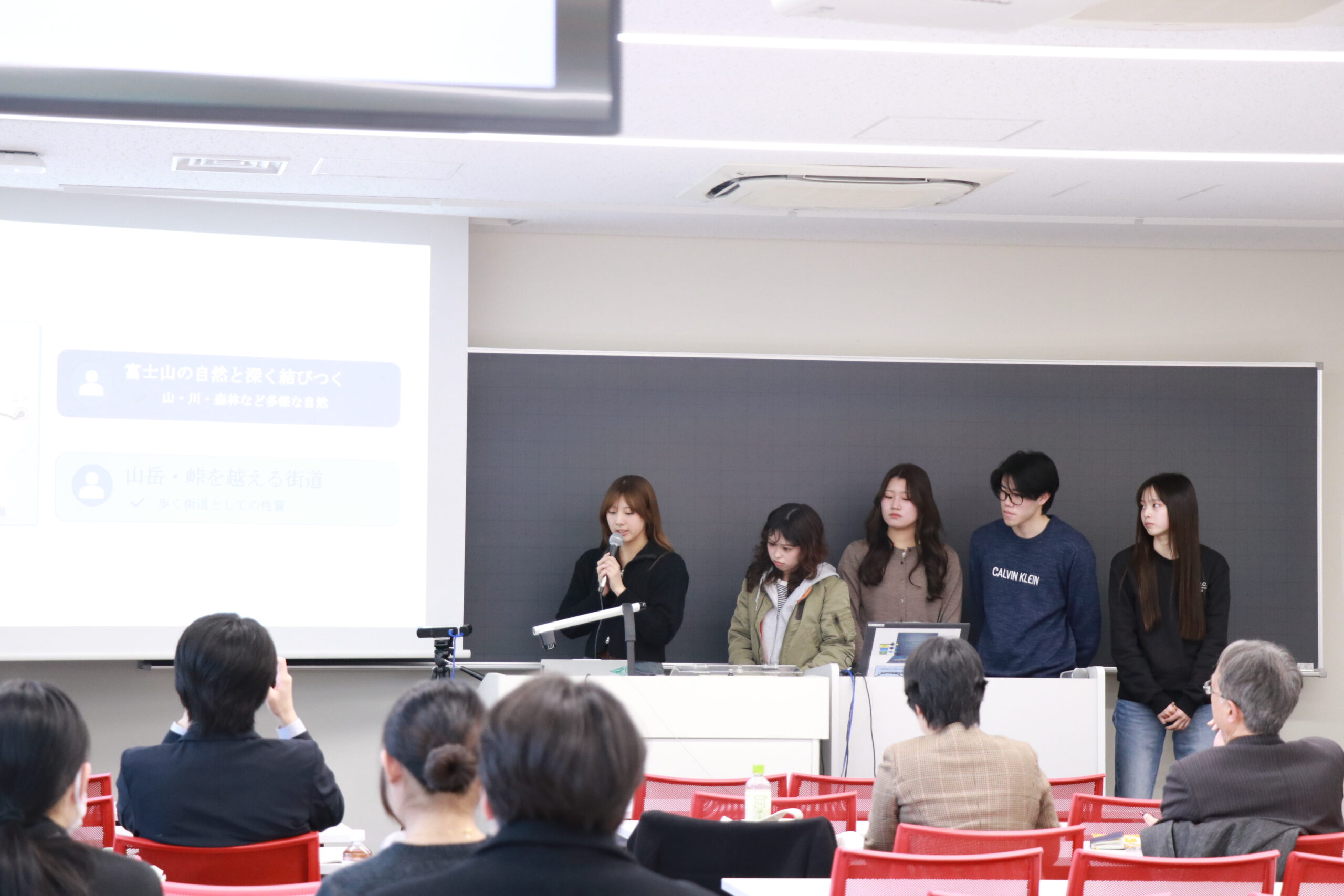 甲州街道チームの発表のようす