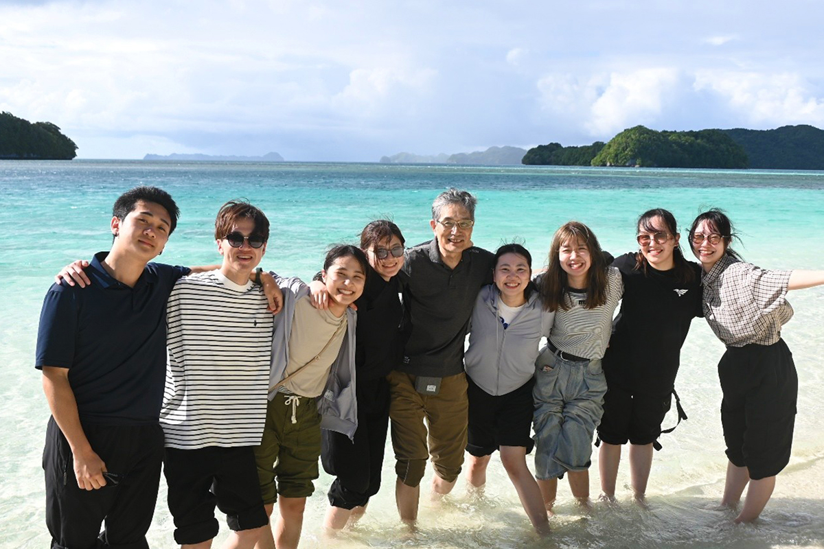 福田学長と学生たち