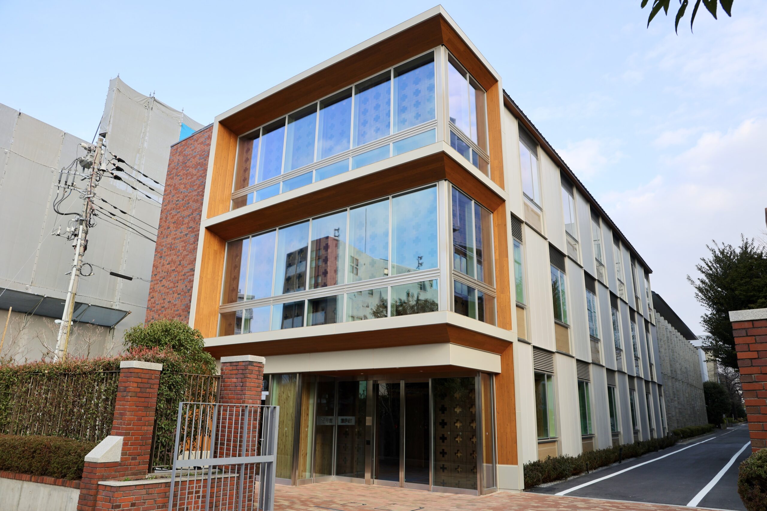 環境学部の拠点「19号館」が竣工～都内大学初の木造Nearly ZEBを取得～