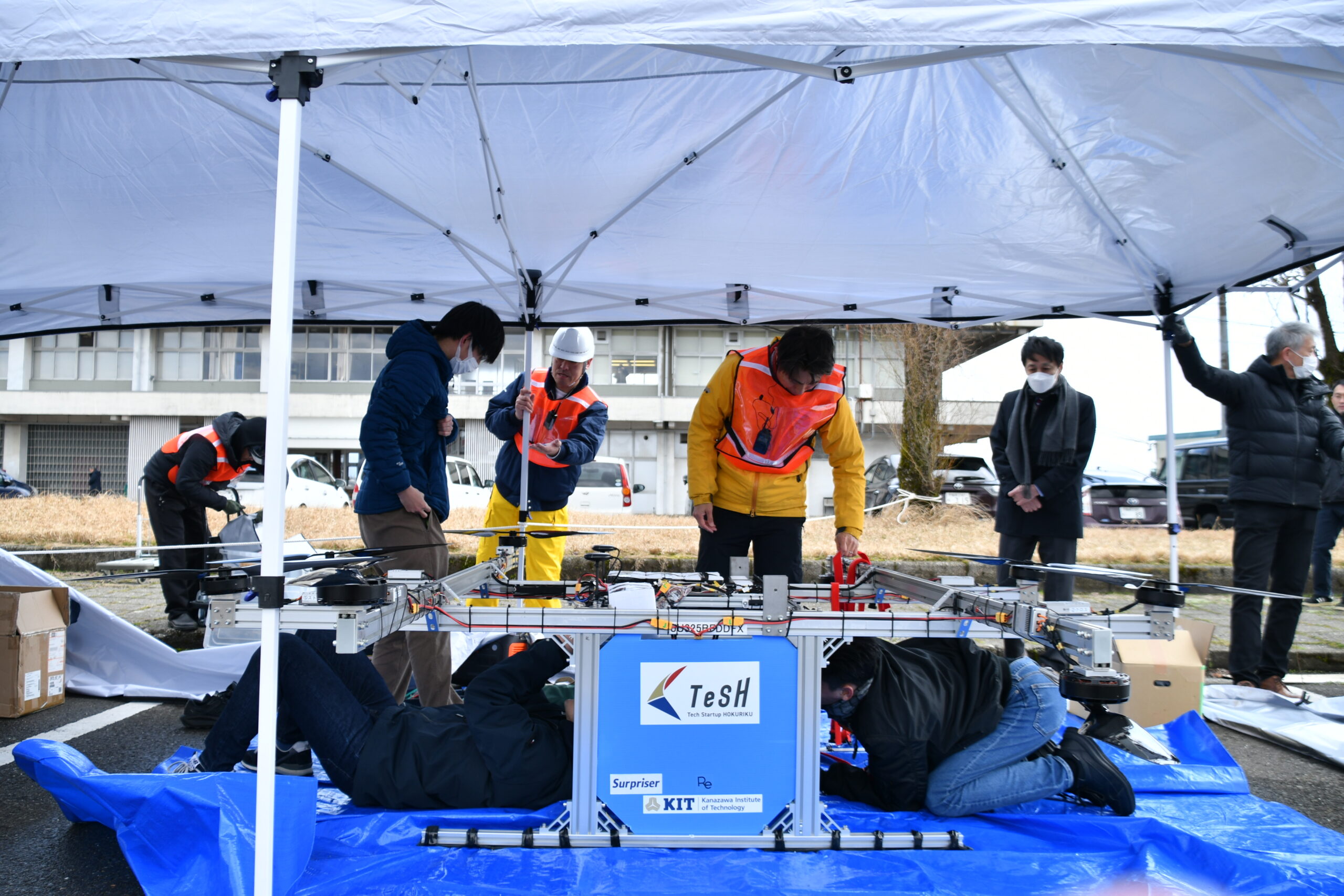 航空宇宙工学科 赤坂剛史教授が開発中の「50kg積載・50km超 飛行可能なVTOL型有翼電動ドローン」。2026年3月10日 福井空港にて飛行実験を実施