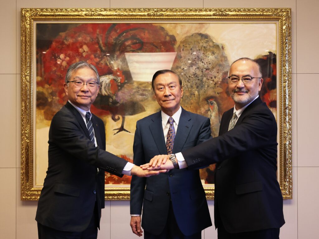 (写真左から)竹中工務店社長 佐々木正人、明治大学理事長 柳谷孝、明治大学学長 上野正雄