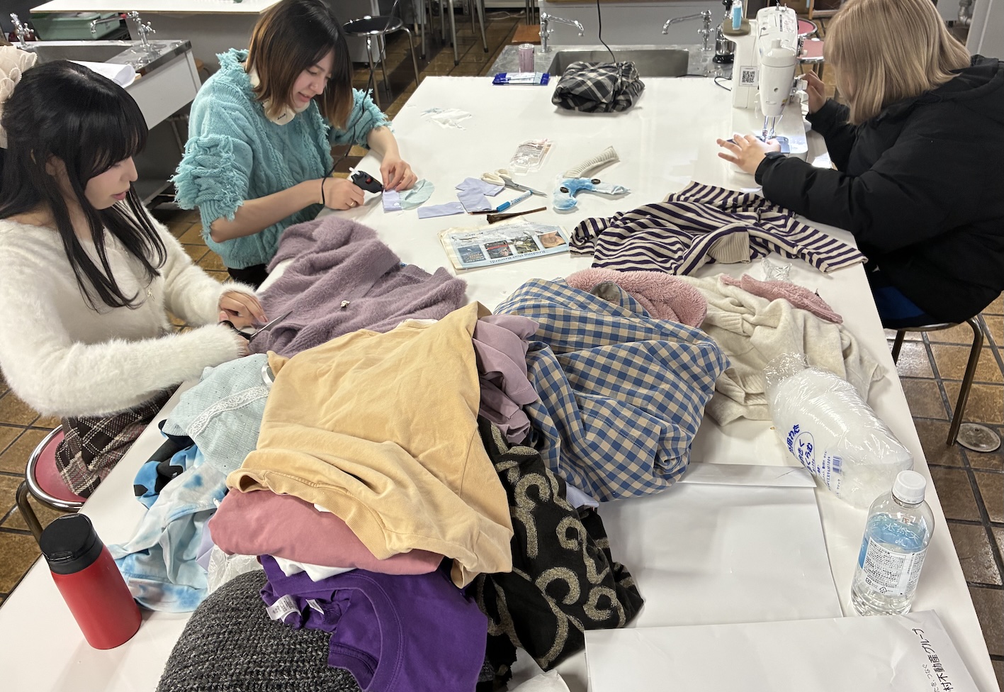 4/4〜4/16 回収衣料をアップサイクルした衣類・雑貨作品を展示　生活デザイン学科の学生とボーノ相模大野ショッピングセンターが連携学生作品展示と親子向けワークショップを開催