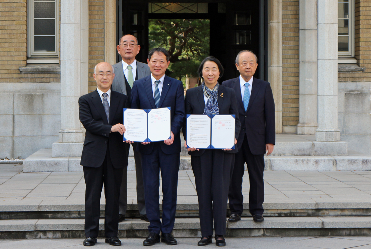 津田塾大学との協定締結の様子