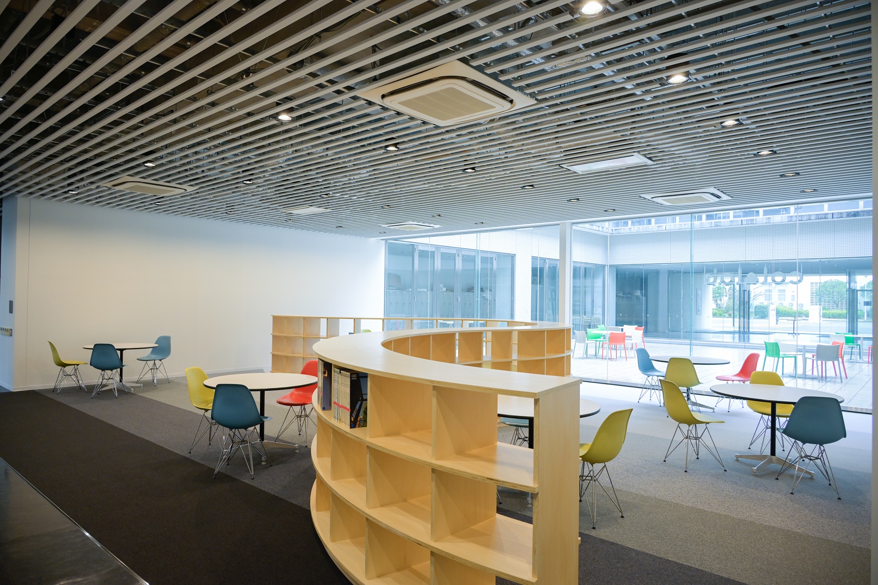 東京工芸大学工学部の学生と教員が協働して設計　建築を学ぶ学生の交流と創造の拠点「建築ラウンジ」完成