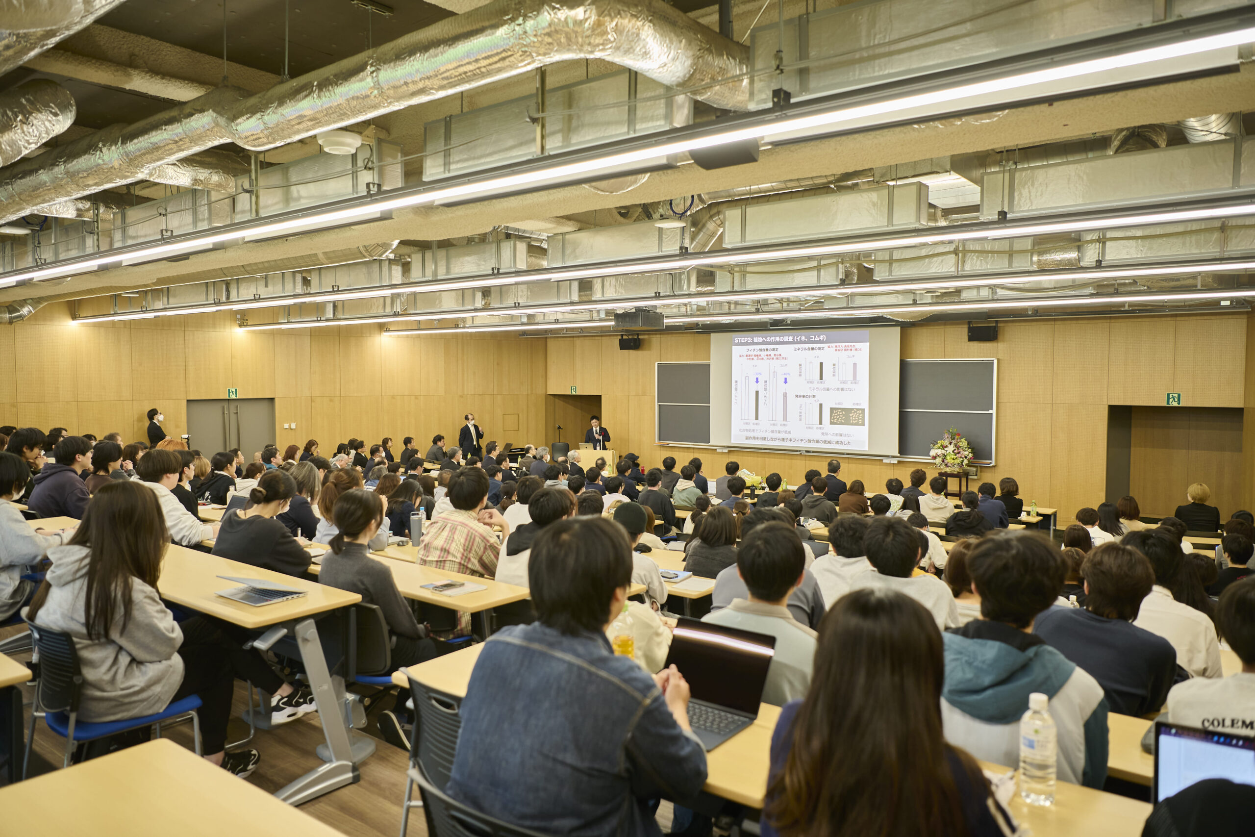東洋大学大学院発、“かけるだけでイネ・コムギの栄養価を高める”世界初技術を開発　～修了生・赤羽根健生氏の講演会開催ならびに東洋大学 理事長賞を授与～