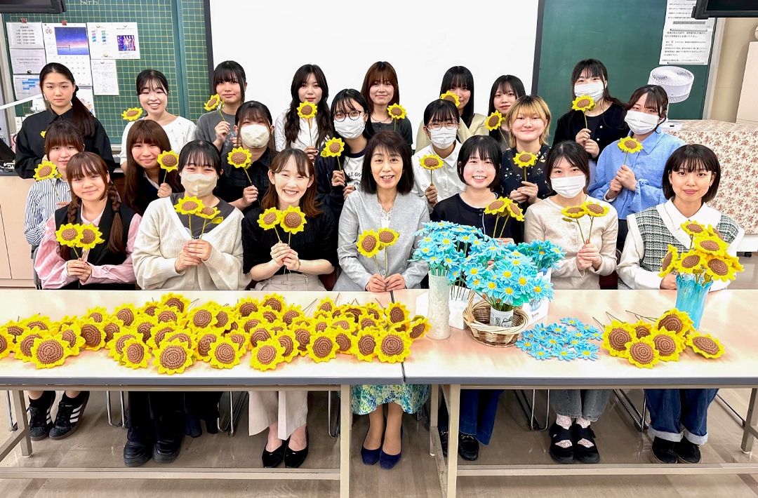 学生のアイデアが商品化、東京家政大学と株式会社日比谷花壇が「ニットフラワー入りブーケ」を産学連携で開発 ― 生花とニットフラワーを融合させた商品で若者にアプローチ、日比谷花壇の8店舗で販売