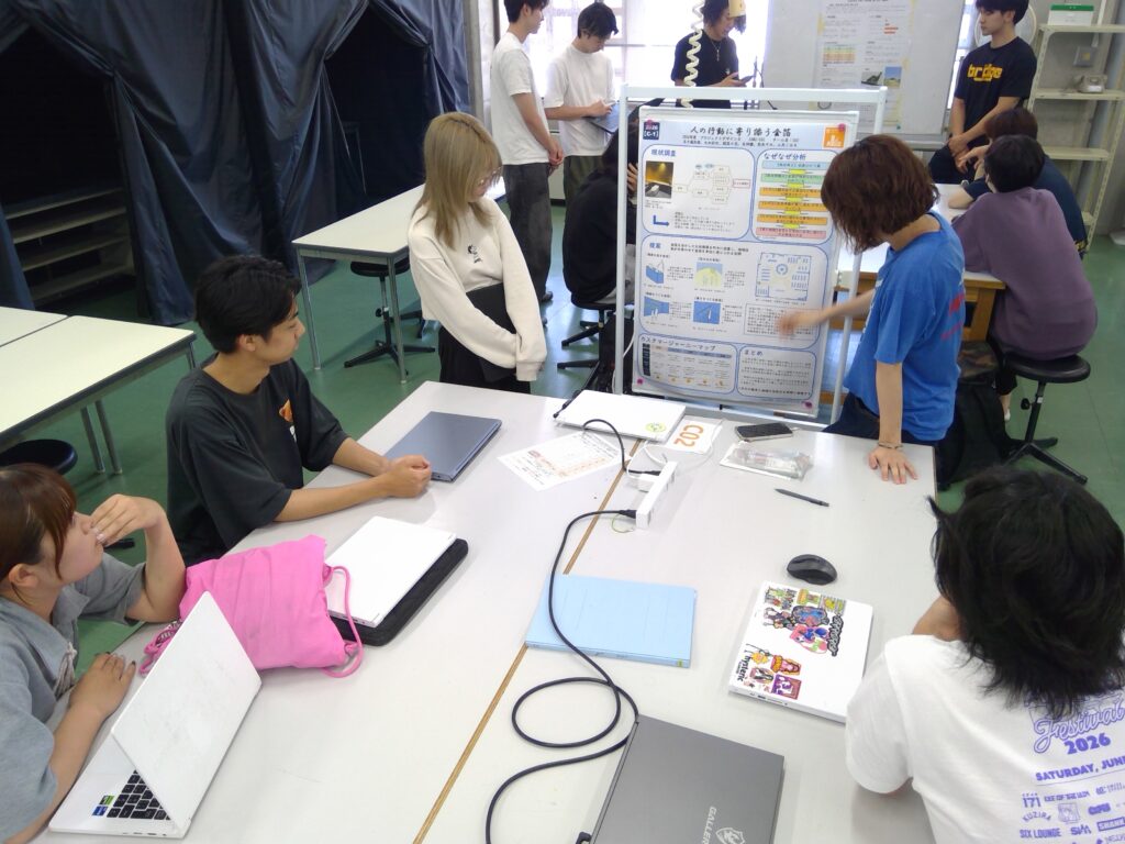 キャンパス内でのポスター発表の様子（建築学科・建築デザイン学科）