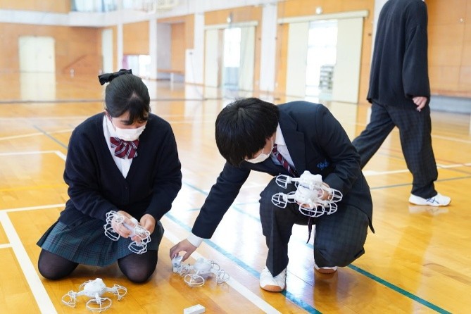 産業能率大学が高知県立伊野商業高校と高大連携を開始ドローンショーを通じて「デジタル×ビジネス」を学ぶ実践型プロジェクトが始動