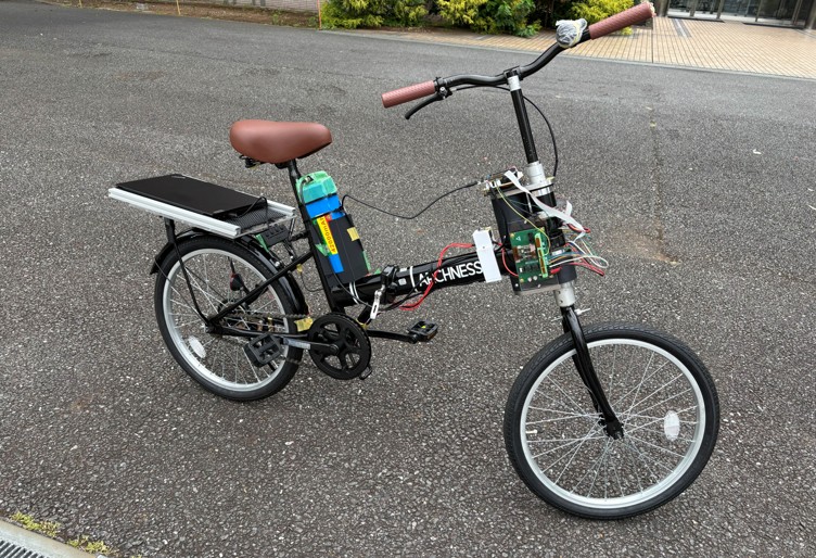芝浦工業大学、「曲がりたい」と「転びそう」を見分ける 電動バイク制御技術を開発ー運転者の意図を理解し、必要なときだけ転倒防止を支援－