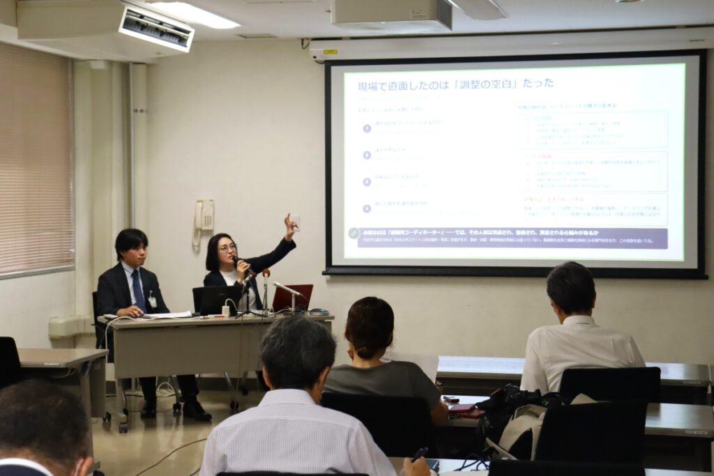 初動対応の遅れから生じるリスクについて説明する冨澤研究科長