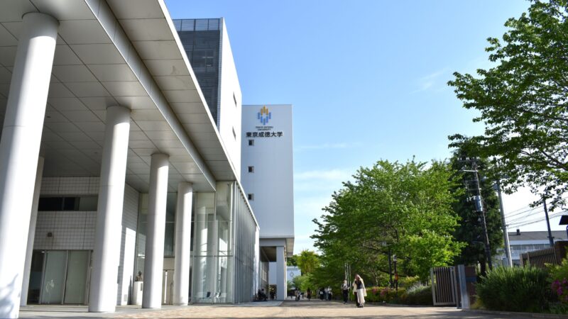 東京成徳大学が「2026年 学部系統別実就職率ランキング」の商・経営系と教育系の2つのランキングで、東京1位となりました
