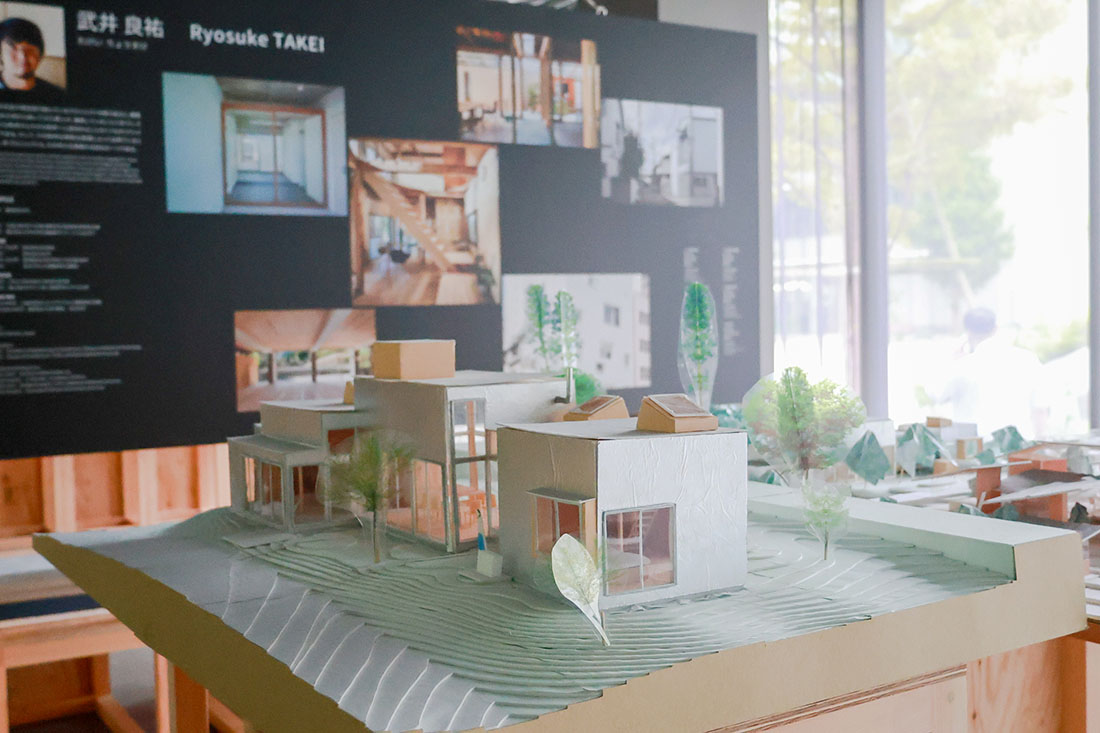 住宅や集合住宅の建築模型を紹介する写真