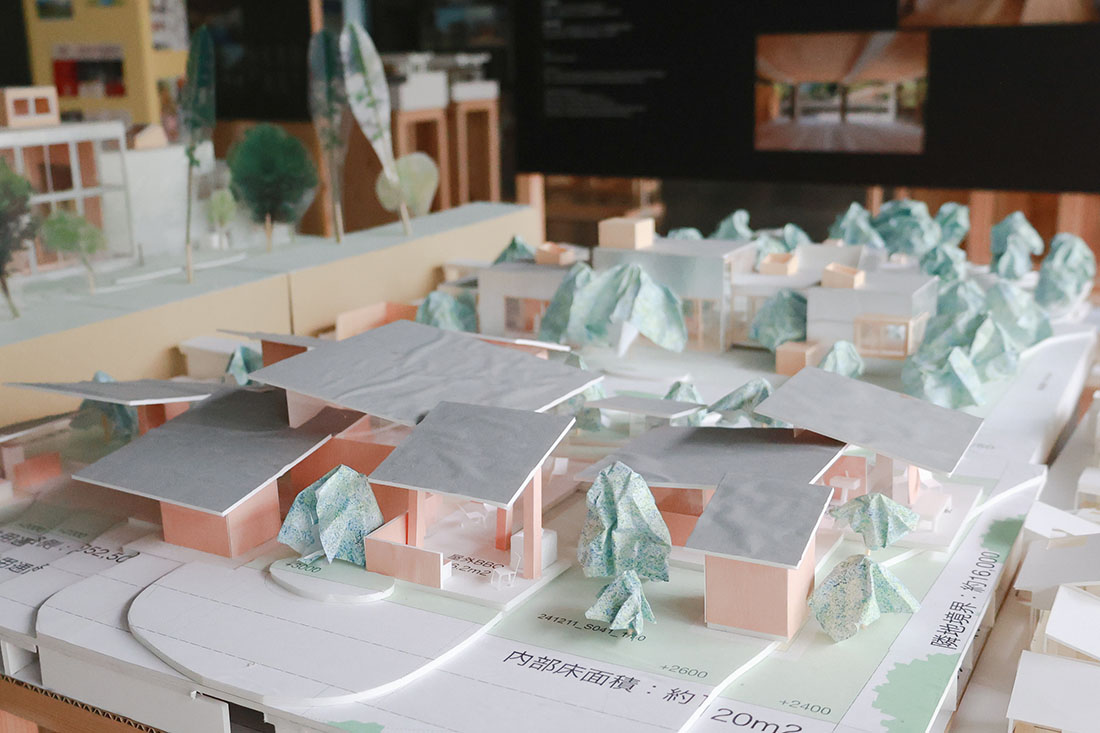住宅や集合住宅の建築模型を紹介する写真