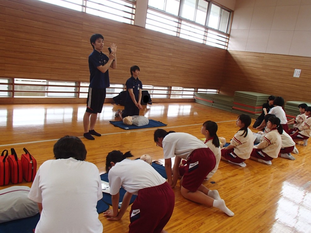 ＜流通経済大学×龍ケ崎市 「龍・流連携事業」 公開授業＞ 14年で延べ8,003人が受講！“命を守る方法”を子どもたちが学ぶ～流経大生がAED使用法などを教える「救命の授業」を公開（10/8）