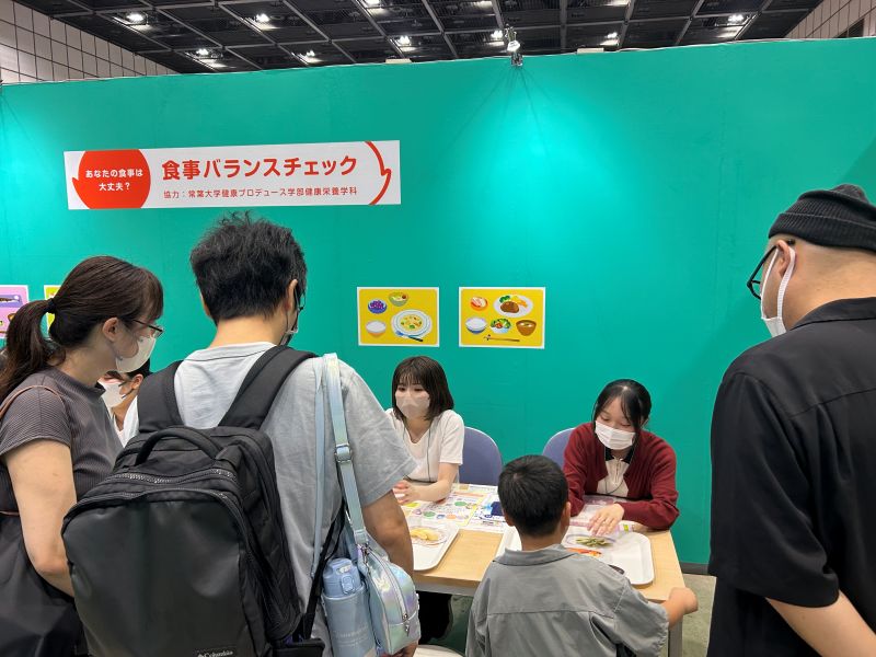 【常葉大学】健康プロデュース学部健康栄養学科の学生が浜松市で開催された医療イベント『メディメッセージ2026』に参加し、来場者の食事バランスチェックを担当しました
