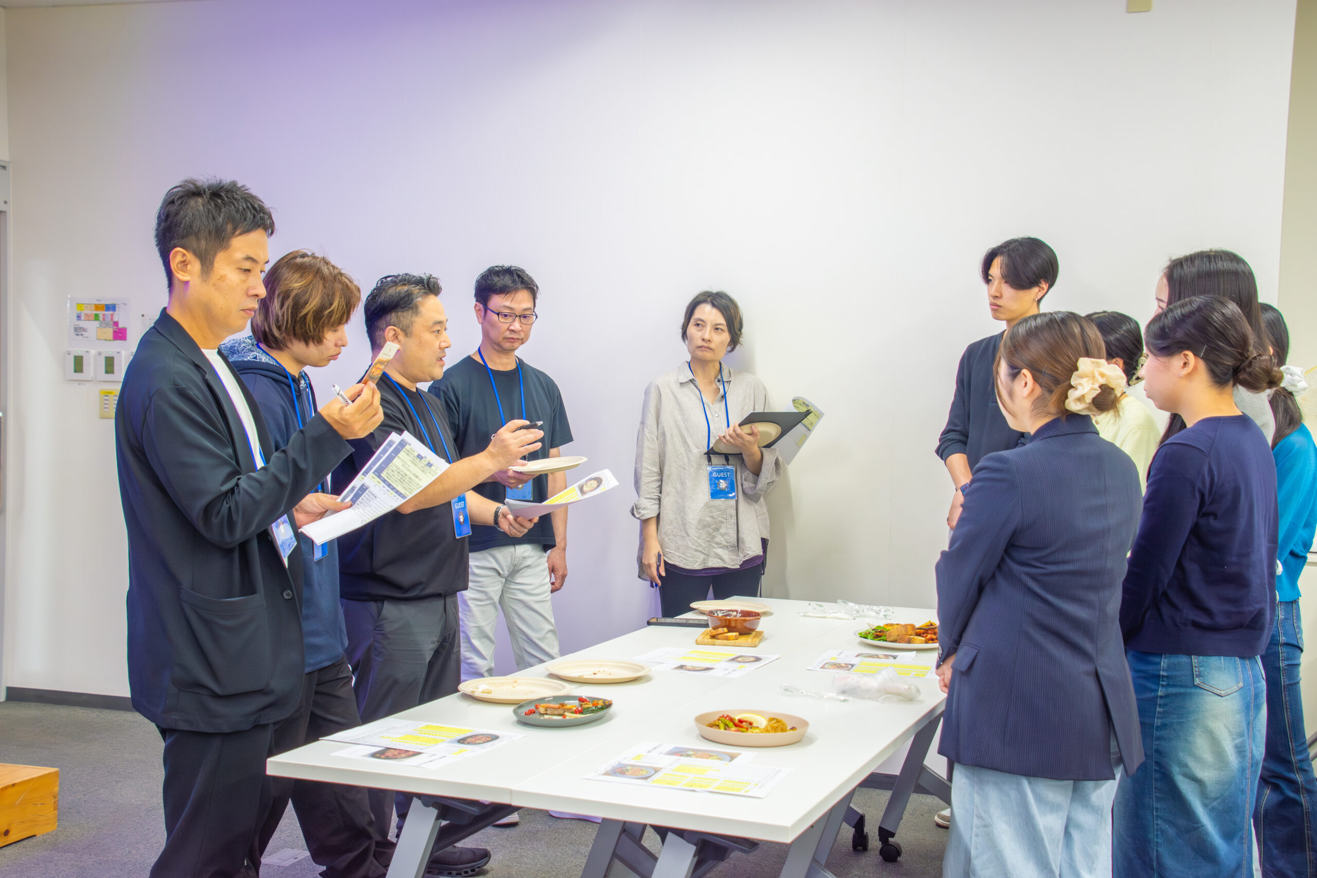 経営学部 倉田洋ゼミ、田中彰夫ゼミと株式会社ラムラの産学連携プロジェクト学生発案の秋季限定ランチメニューがcommon cafe 新宿東口店に登場～ギリシャ風ハーブチキンなど7チームの提案から選ばれた4品を、10月15日より期間限定で販売～