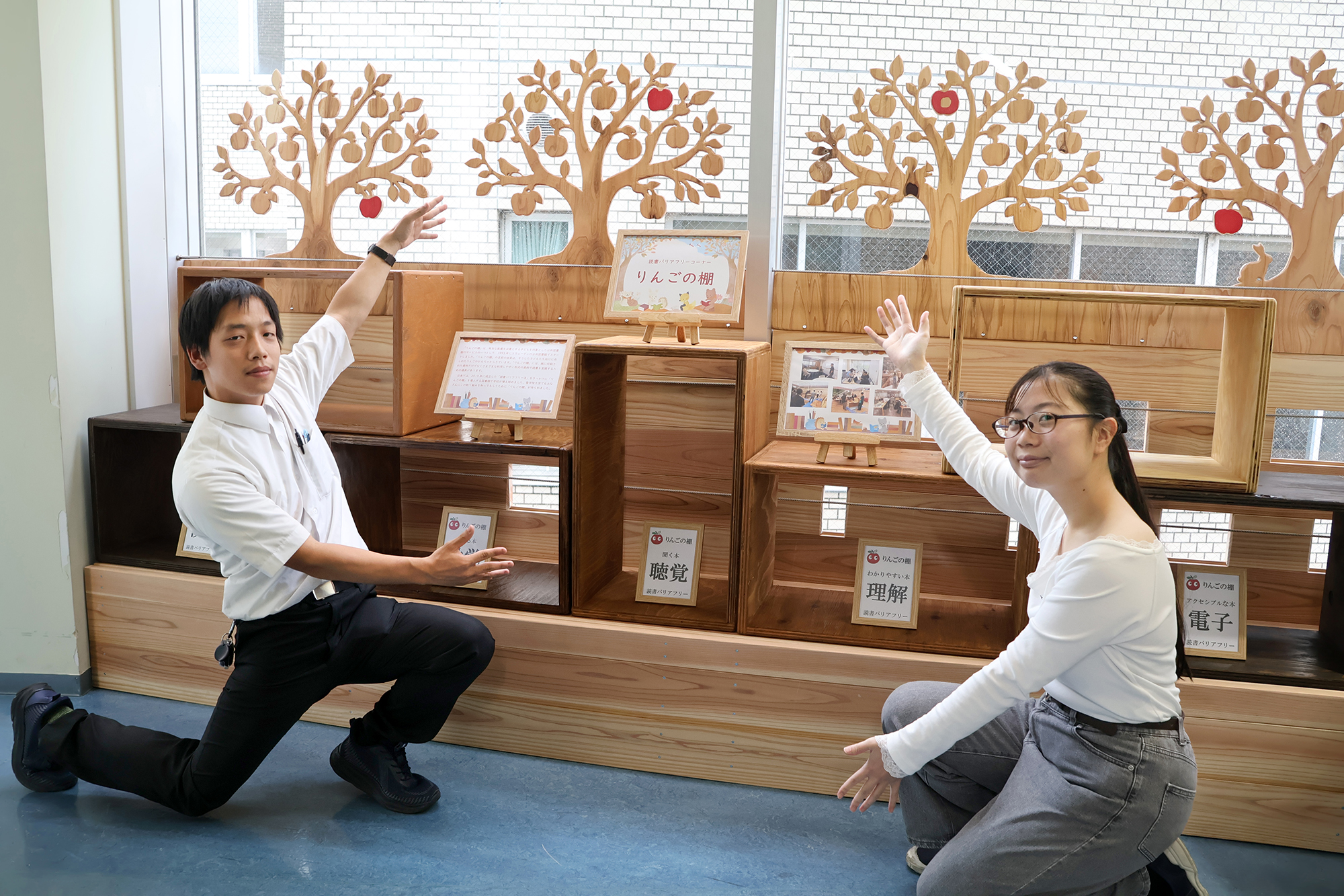 聖学院大学は、地元企業から端材の提供を受け、学生と職員が手作りした本棚「りんごの棚」を一般公開 ― 端材×産学連携でつくる“誰もが読書を楽しめる”本棚 ―
